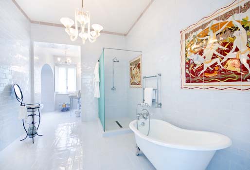 Baño alicatado con bañera y cabina de ducha independiente en Villa Lilly.