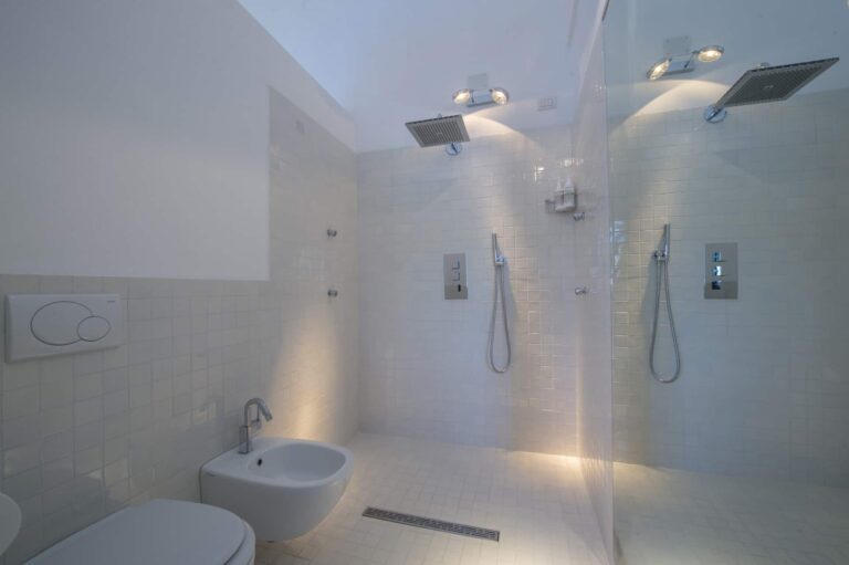Villa Lilly beach house bathroom with shower area