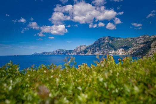 Vista del agua y la costa de Amalfi desde los jardines orgánicos de Villa Lilly.
