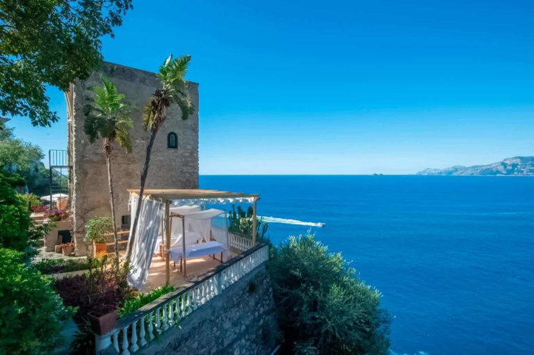 从 Lilly 别墅的阳台上可以俯瞰波西塔诺和卡普里岛，景色令人叹为观止。