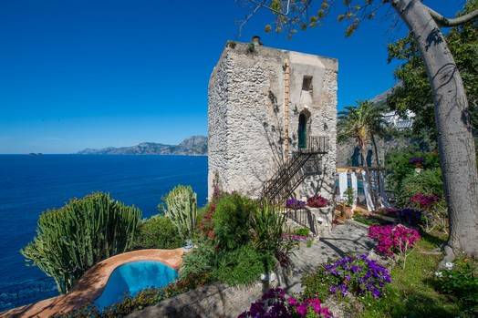 La torre medieval de Villa Lilly tiene vistas al mar Tirreno ya la costa de Amalfi.