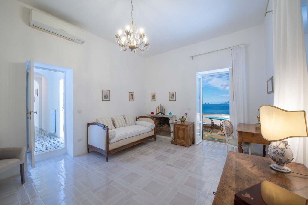 Spacious single bedroom with day bed in Villa Lilly’s main villa.