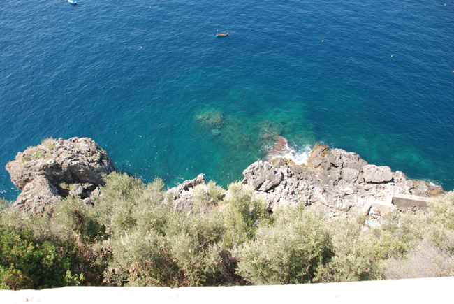 Aguas cristalinas del mar Tirreno al pie de la costa de Amalfi vistas desde uno de los balcones de Villa Lilly.