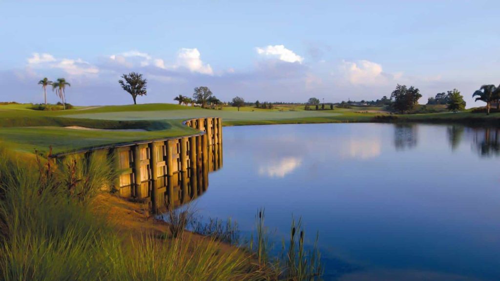 Característica del agua en el campo de golf Jack Nicklaus.