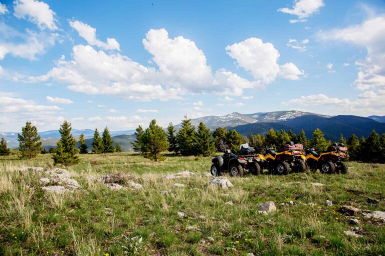 山上的 ATV 排成一排，俯瞰着 Belt Creek 牧场的群山。