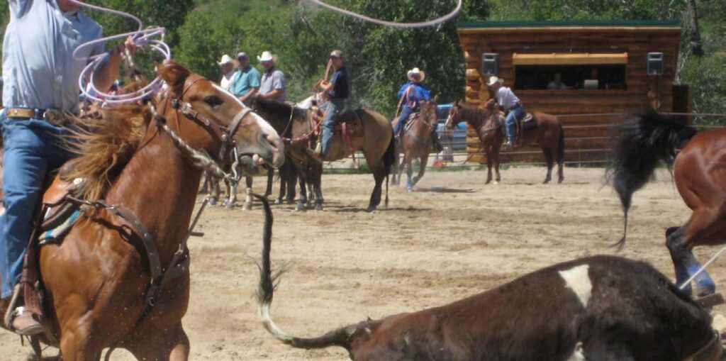 Gente montando a caballo en The Ranches en los terrenos de rodeo de Belt Creek.