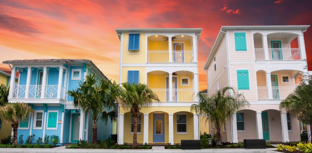 Reihe von Margaritaville Resort Orlando Cottages unter einem farbenprächtigen Sonnenuntergang.