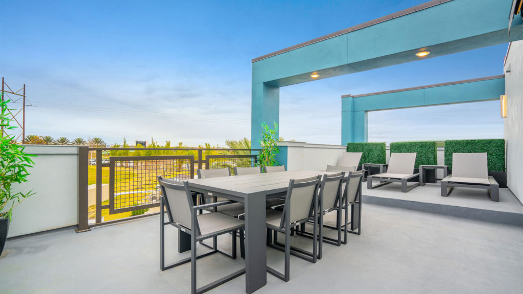 Balcón al aire libre con mesa de comedor y toldo en una residencia de Spectrum Resort Orlando.