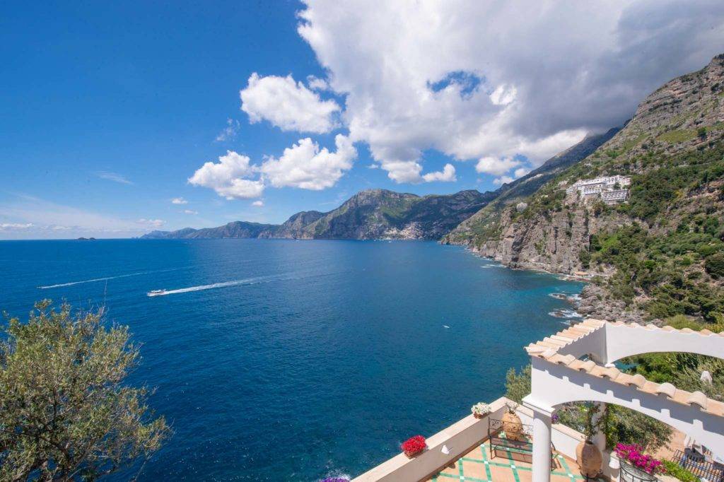 Panoramablick auf die italienische Amalfiküste von der Villa Lilly.