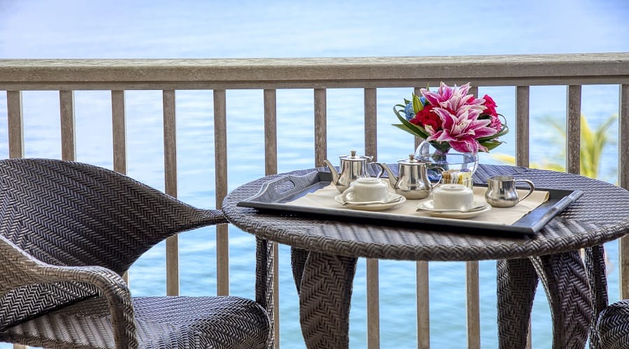 Balcón con mesa de café con vista al puerto de Hamilton