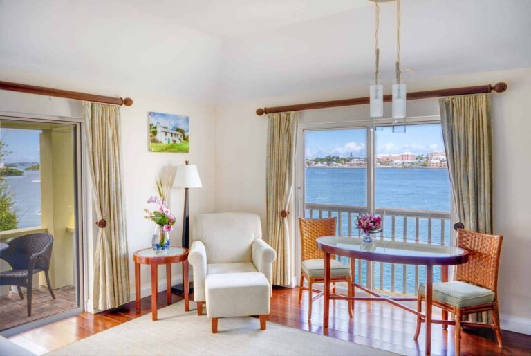 Sala de estar tipo estudio con balcón con vista al puerto de Hamilton