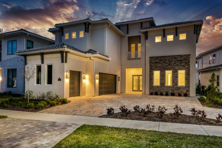 Front of a luxurious Bear’s Den Resort Orlando residence at sunset.