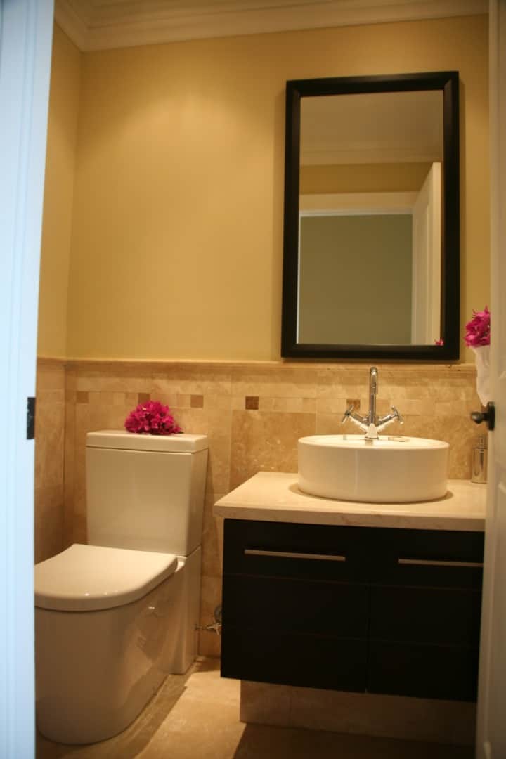Baño con lavabo, espejo e inodoro: Suite de 1 dormitorio en The Atrium Resort