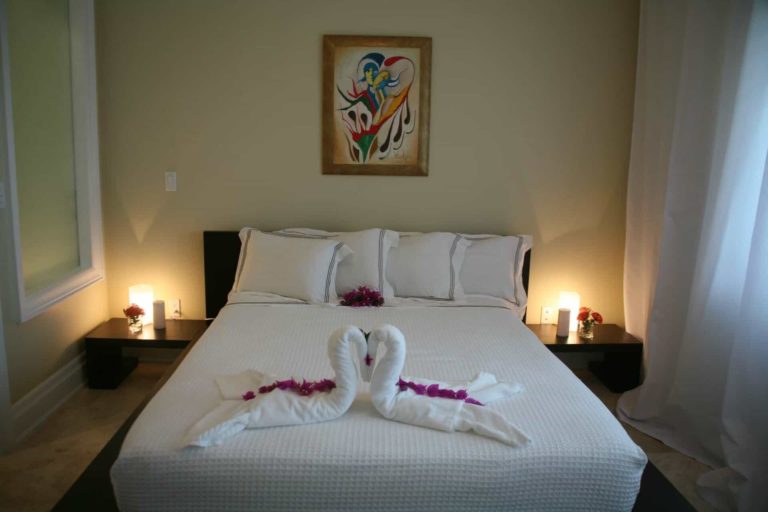 Dormitorio en suite con toallas: Suite de 1 dormitorio en The Atrium Resort