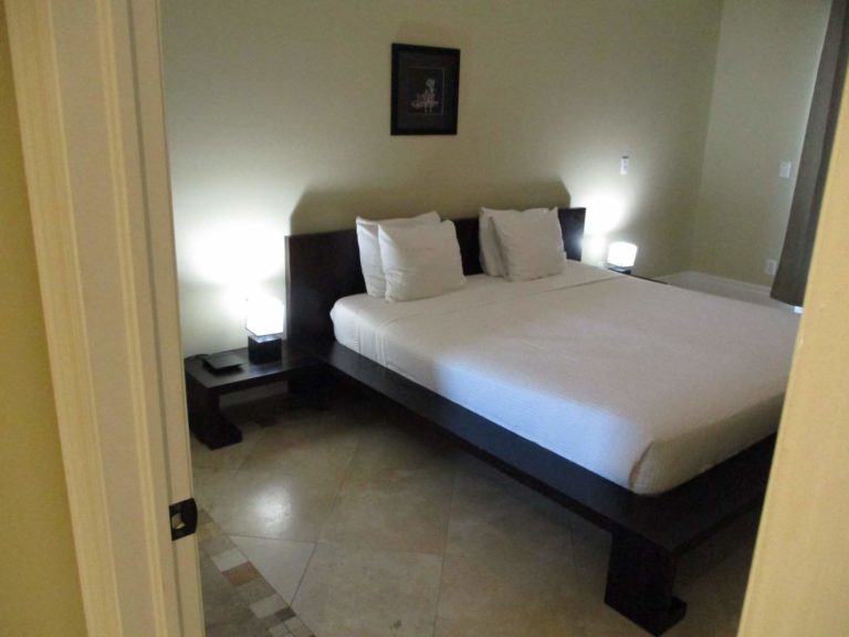 Großes Kingsize-Bett: Premium Suite mit 1 Schlafzimmer im The Atrium Resort