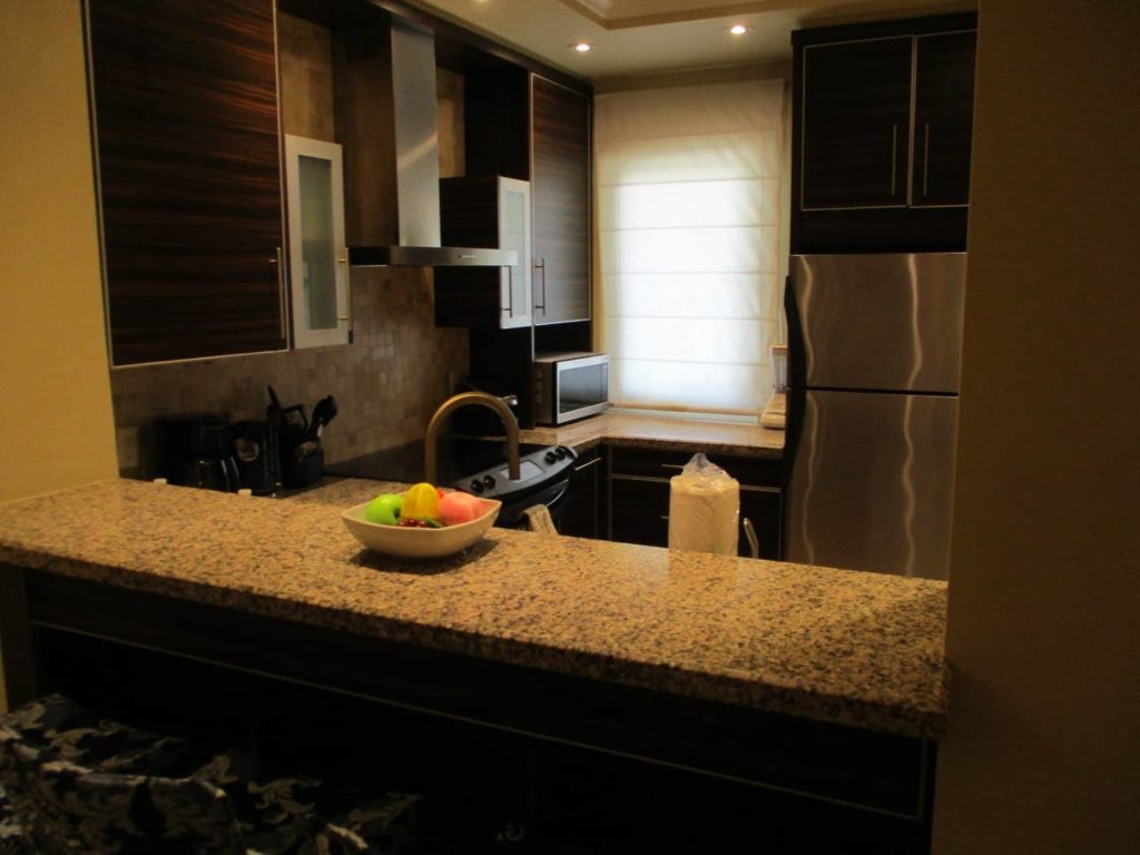 Voll ausgestattete Küche und Theke: Premium Suite mit 1 Schlafzimmer im The Atrium Resort