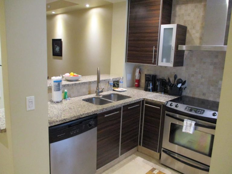 Küchenspüle und Ofenherd: Premium Suite mit 1 Schlafzimmer im The Atrium Resort