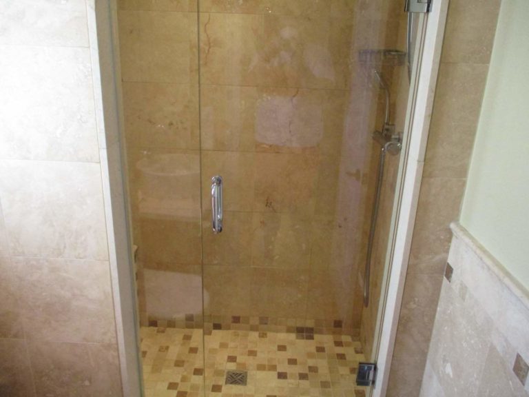 Baño con ducha de pie: Suite de 2 dormitorios en The Atrium Resort