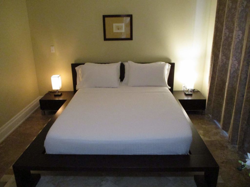 Dormitorio principal con cama queen: Suite de 2 dormitorios en The Atrium Resort