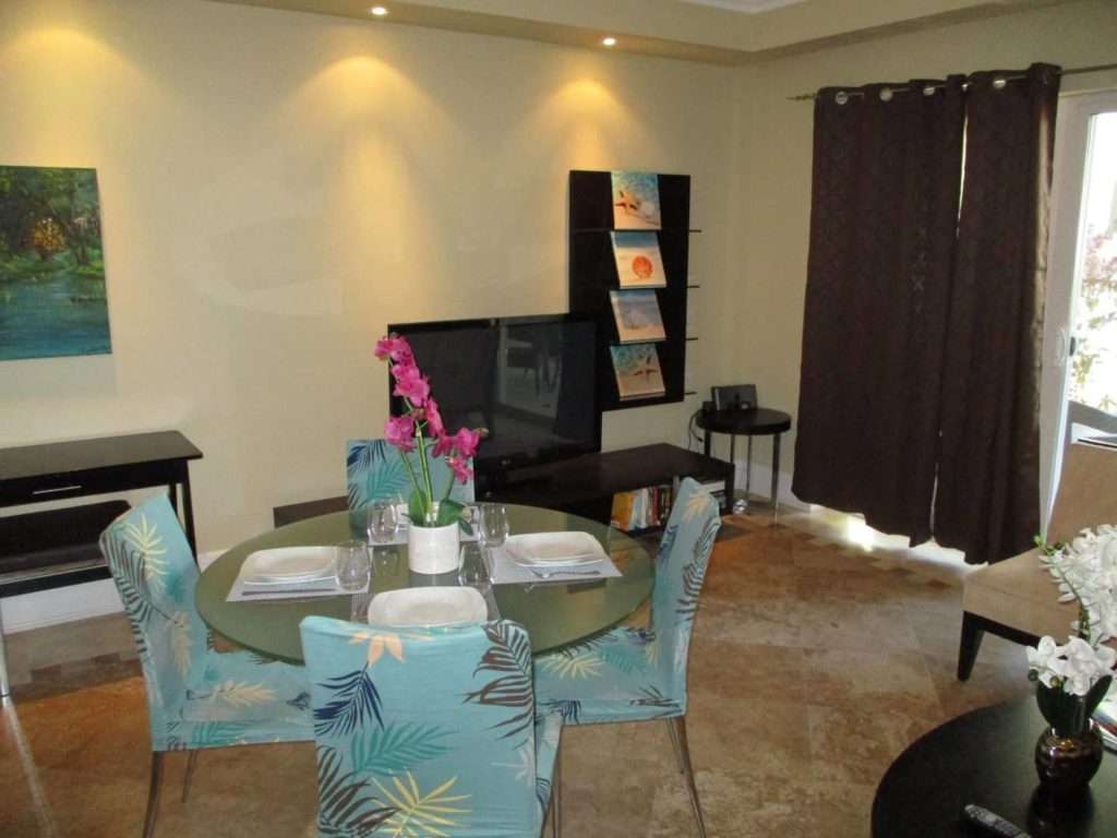 Sala de estar con mesa de comedor: Suite de 2 dormitorios en The Atrium Resort