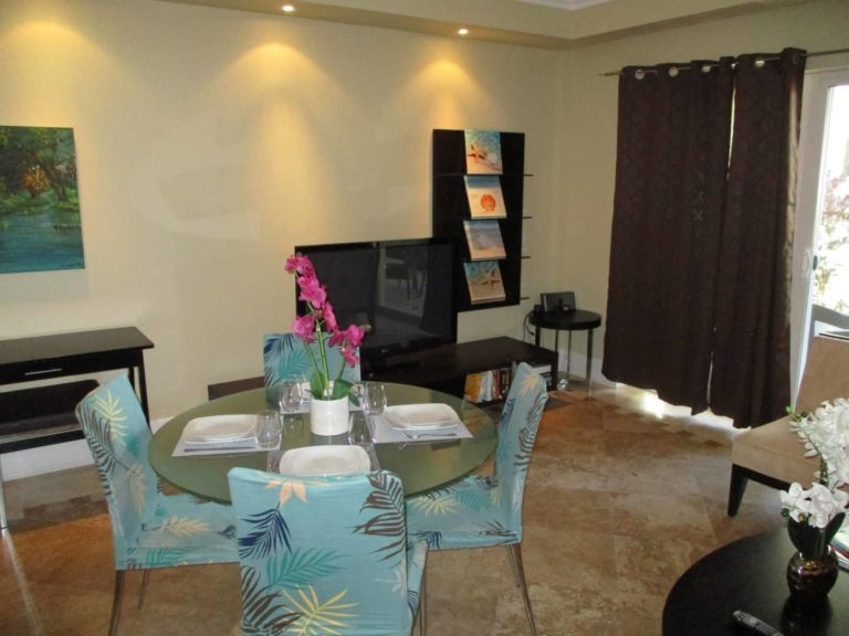 Sala de estar con mesa de comedor: Suite de 2 dormitorios en The Atrium Resort