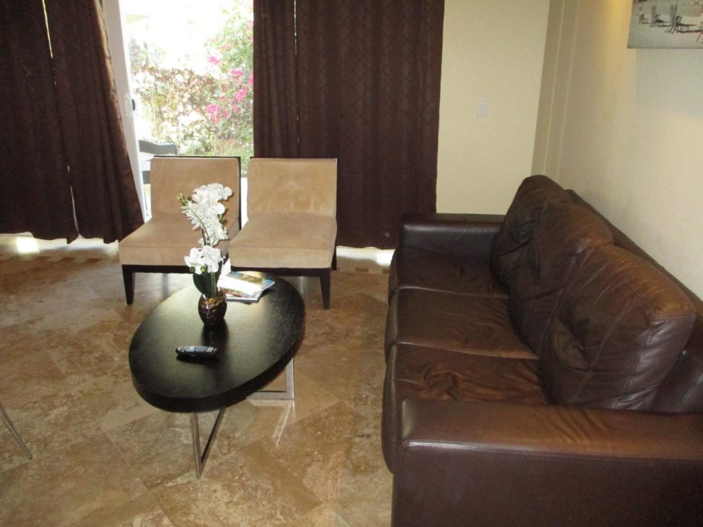 Sala de estar con sofá cama: Suite de 2 dormitorios en The Atrium Resort