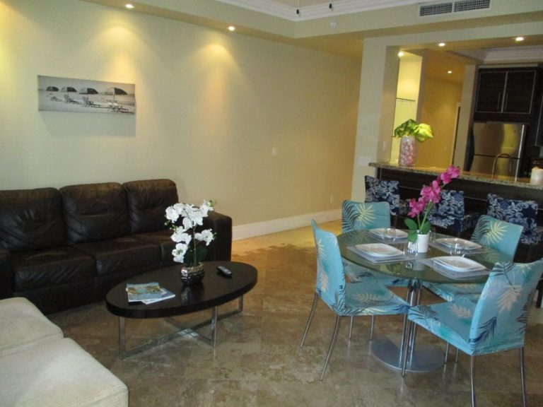 Sala de estar con mesa de comedor y sofá: Suite de 2 dormitorios en The Atrium Resort