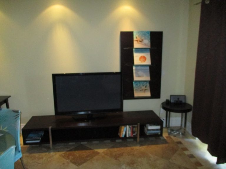 Sala de estar con TV y arte tropical en la pared: Suite de 2 dormitorios en The Atrium Resort
