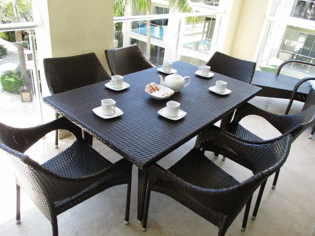 Balcón cubierto con mesa de comedor: Ático de 3 habitaciones en The Atrium Resort