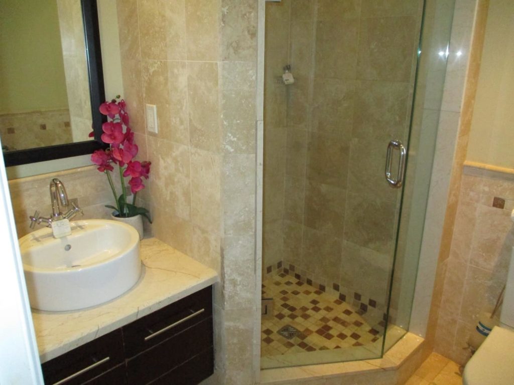 Baño con ducha de pie: Ático de 3 dormitorios en The Atrium Resort