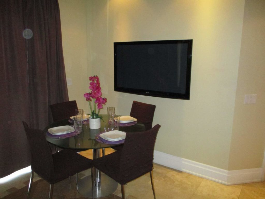Mesa de comedor con TV de pantalla plana: Ático de 3 dormitorios en The Atrium Resort
