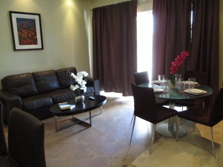 Sala de estar con mesa de comedor y sofá cama: Penthouse de 3 dormitorios en The Atrium Resort