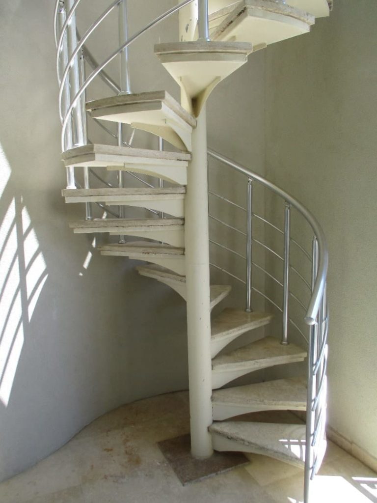 Escalera de caracol exterior: Ático de 3 habitaciones en The Atrium Resort