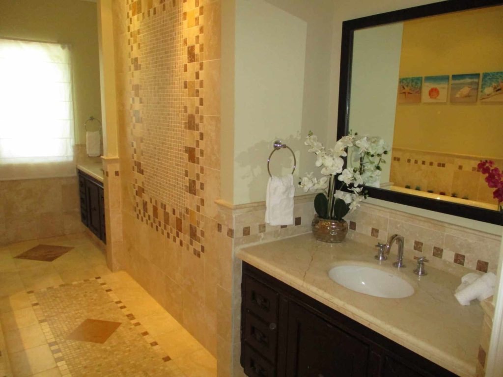 Geräumiges Badezimmer mit freistehender Badewanne: Penthouse mit 4 Schlafzimmern im The Atrium Resort