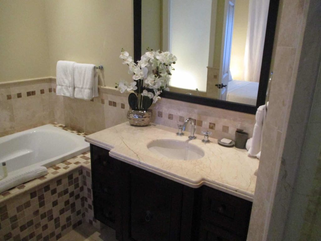 Badezimmer mit Waschbecken und großer Badewanne: Penthouse mit 4 Schlafzimmern im The Atrium Resort