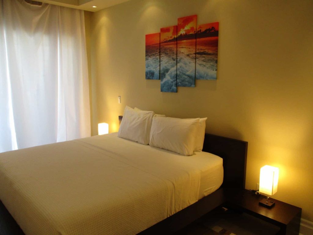 Dormitorio grande con cama queen: Penthouse de 4 dormitorios en The Atrium Resort