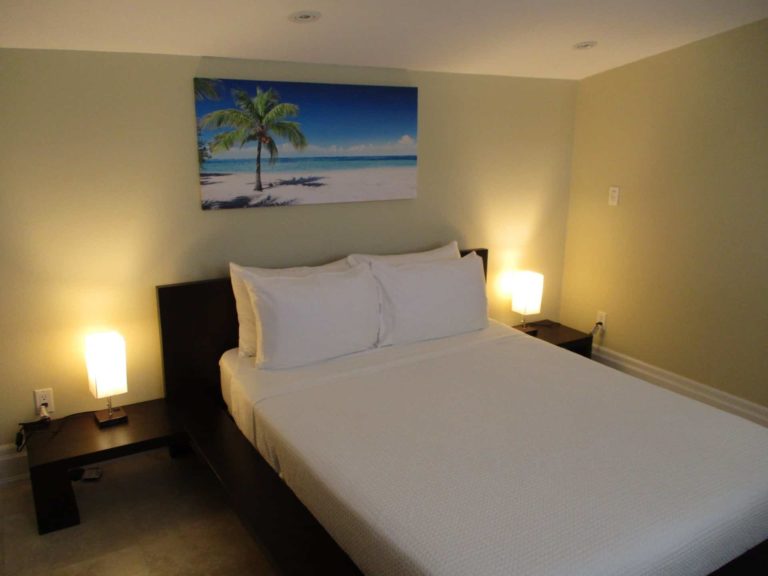 Schlafzimmer mit Queensize-Bett und tropischer Wandkunst: Penthouse mit 4 Schlafzimmern im The Atrium Resort
