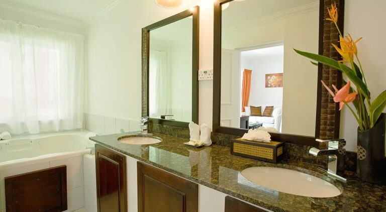 Swim-Up Junior Suite bathroom with tub and double sink.