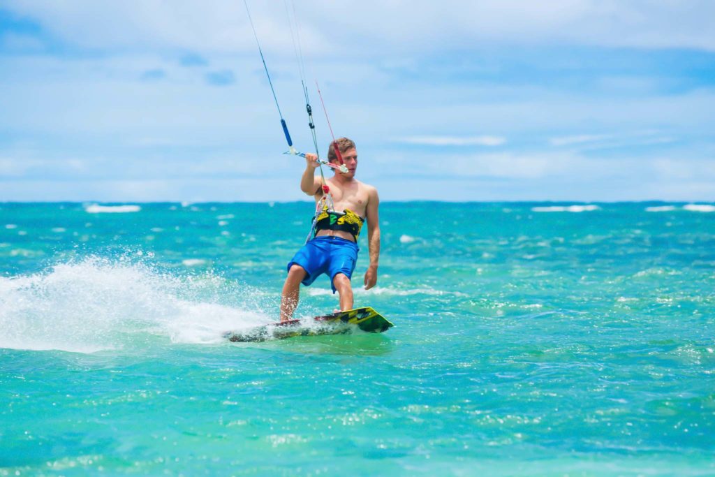 Hombre practicando kitesurf en las aguas cristalinas del Océano Atlántico en los Cayos de Florida.