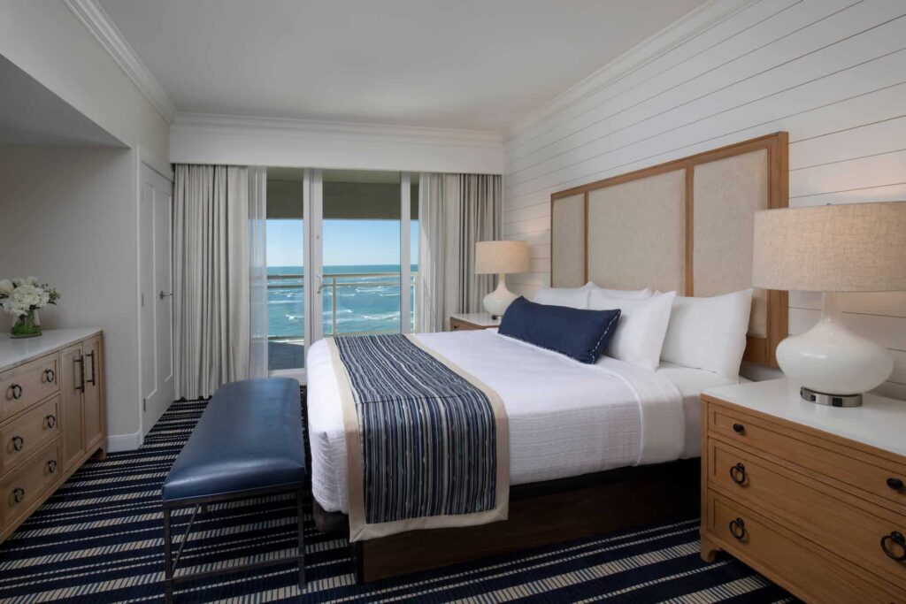 Suite de dormitorio King con vista al mar
