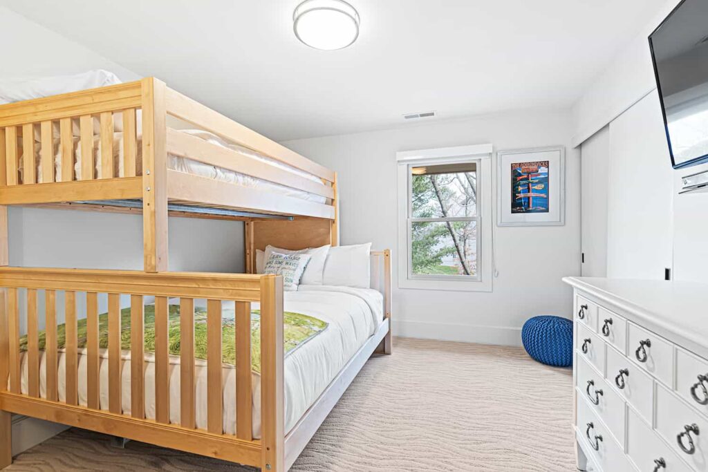 डबल/ट्विन बंक बेड के साथ फर्स्ट हाउस बच्चों का बेडरूम
