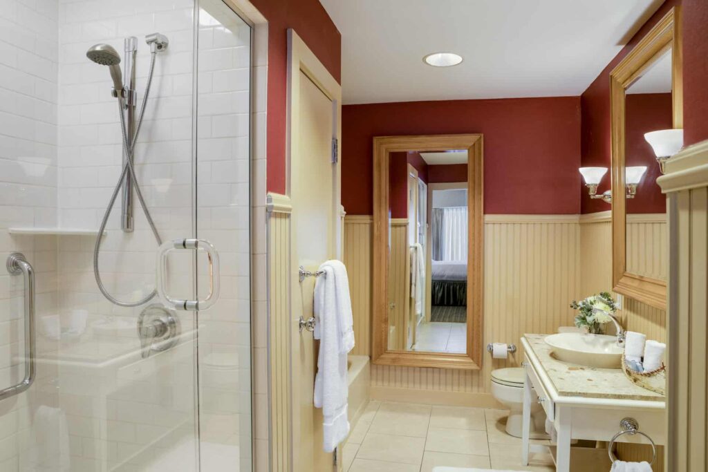 Baño principal de la suite Lodge de cuatro habitaciones con bañera de hidromasaje