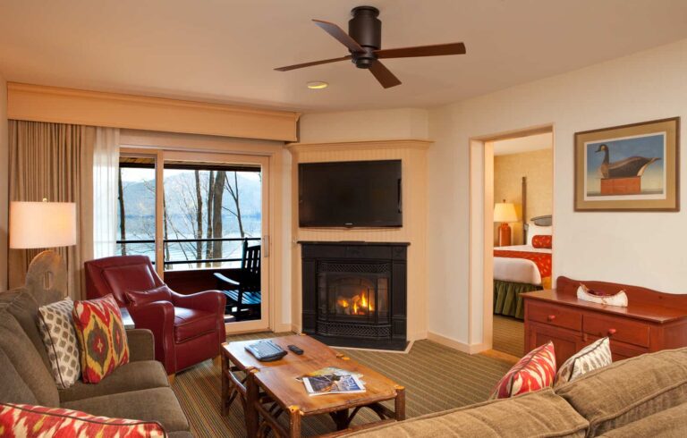 Sala de estar de la suite Lodge de cuatro habitaciones con vista al lago y chimenea