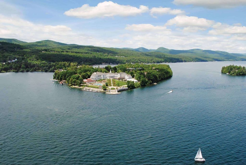 Vista aérea de The Sagamore Resort en Green Island en el lago George.