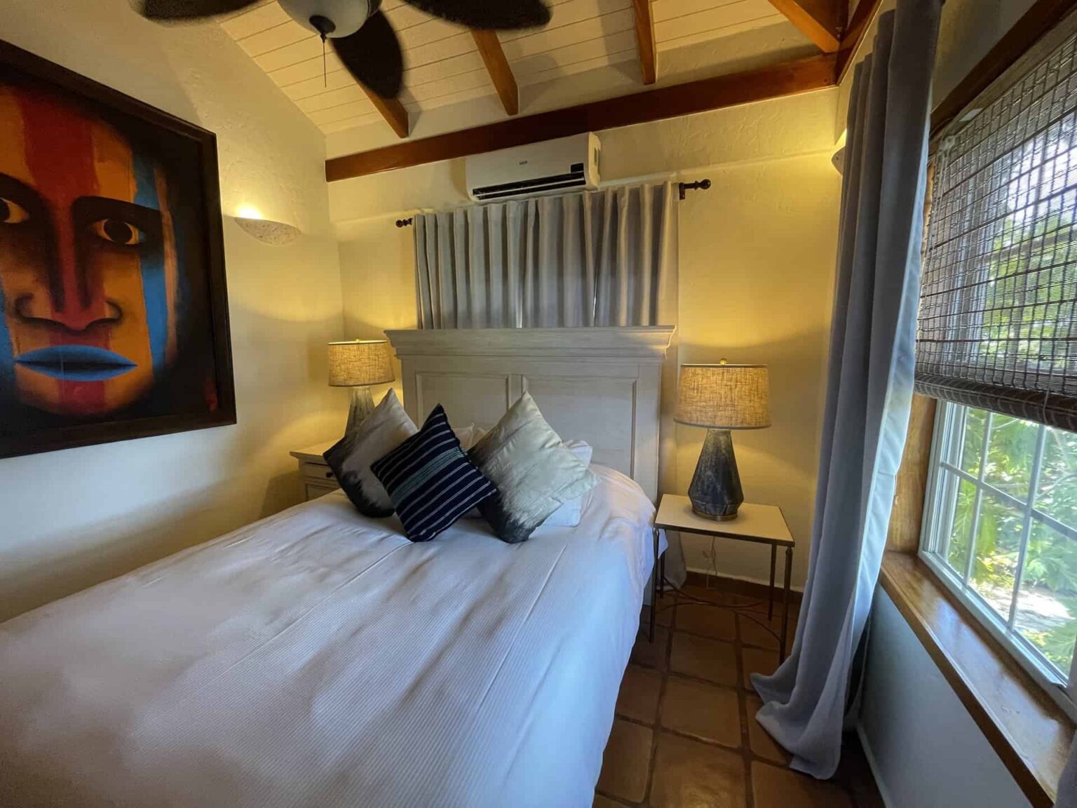 Seafront Vista Villa queen bedroom suite