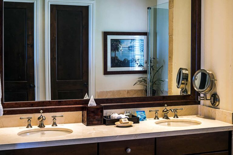 Baño de la villa de un dormitorio con lavabo doble grande