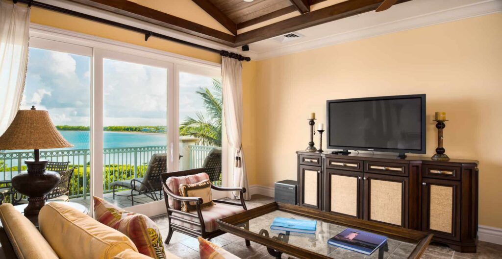 Sala de estar de la Villa de dos dormitorios con balcón y vista al mar