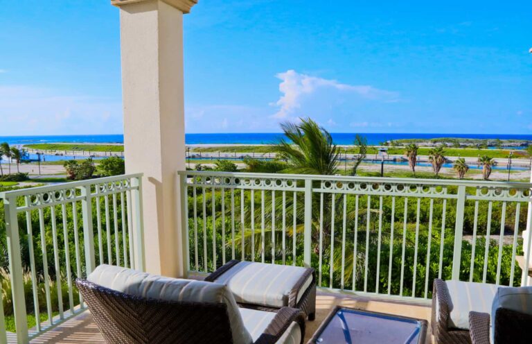 Balcón de villa de tres habitaciones con vista al mar