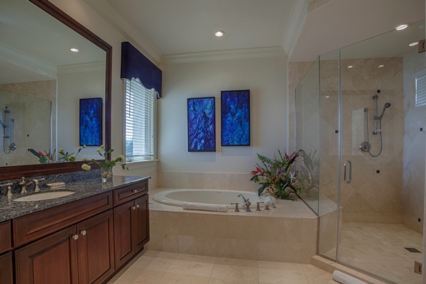 Cuarto de baño Penthouse de cuatro habitaciones con bañera de hidromasaje independiente y ducha a ras de suelo