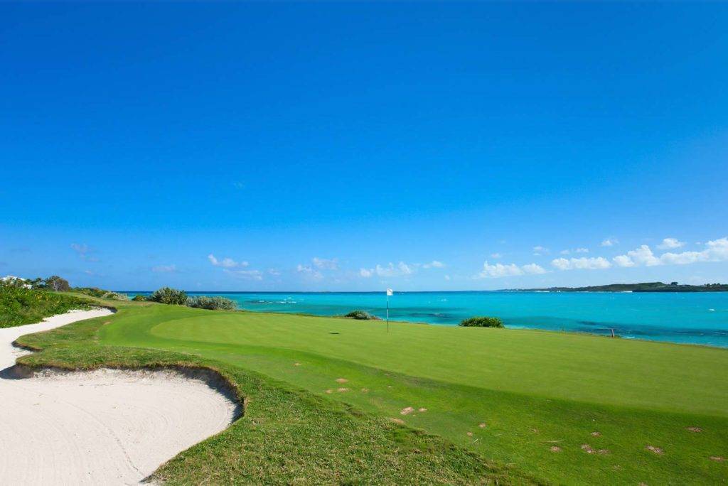Campo de golf frente al mar con vista a las aguas cristalinas en Grand Isle Resort.